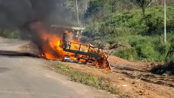 Caminhão utilizado em obras da BR-364 é destruído por incêndio no interior do Acre