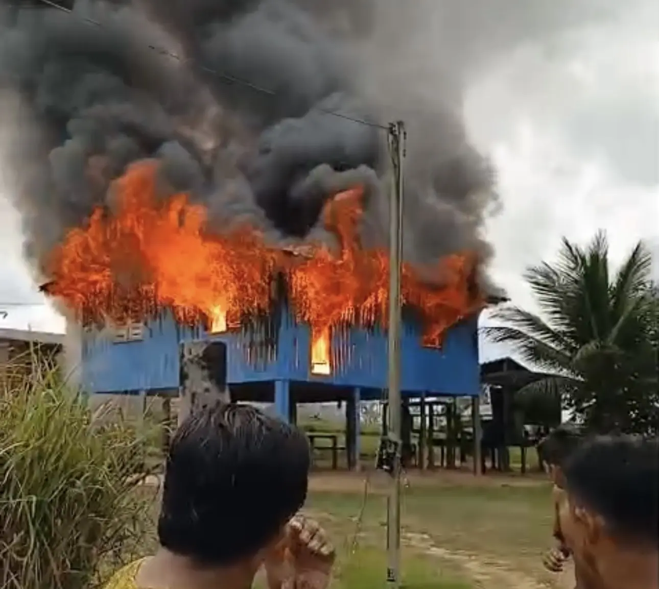 Casa é destruída por incêndio na zona rural de Guajará