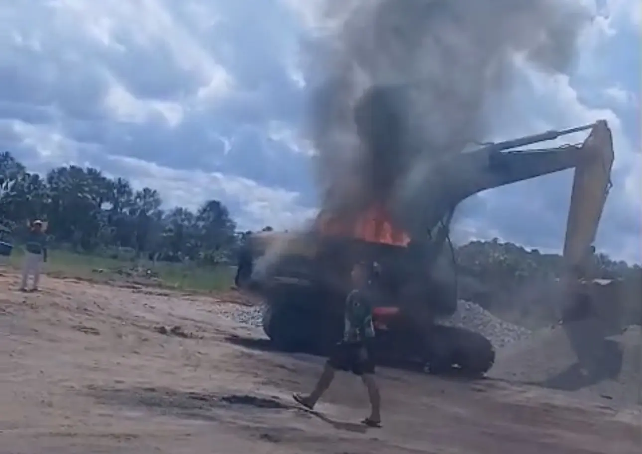 Escavadeira pega fogo durante manutenção na BR-364 e bombeiros controlam incêndio