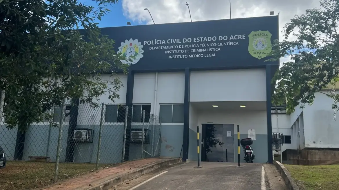 Corpo de jovem teria passado a madrugada em viatura do IML