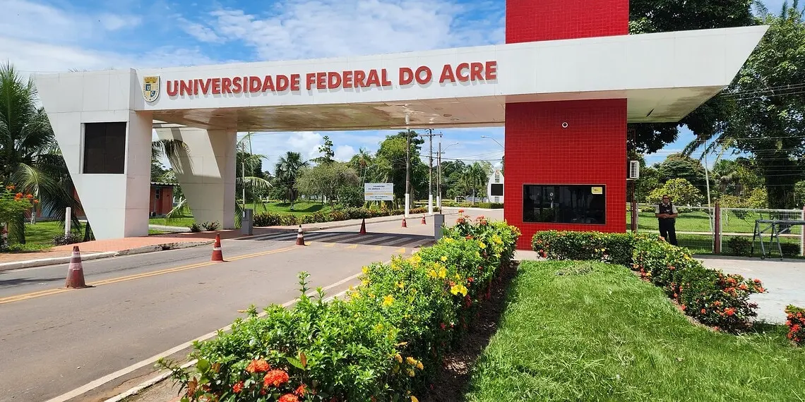 Ufac volta a suspender aulas presenciais devido à crise no transporte coletivo