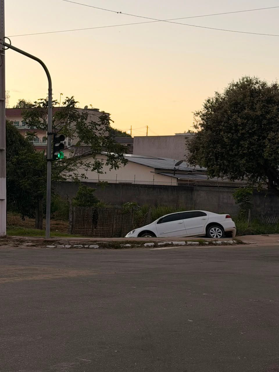 Carro cai em vala e chama atenção de motoristas em Cruzeiro do Sul