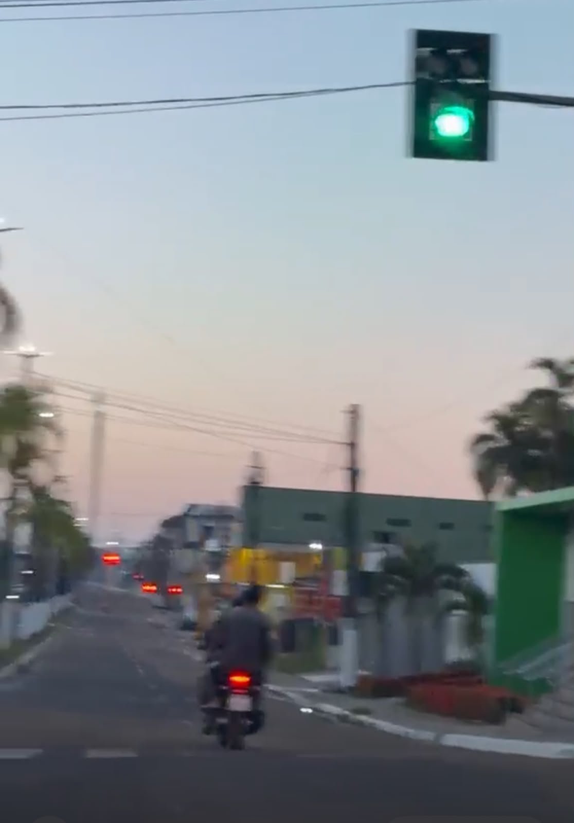 Motociclista é flagrado transportando passageiro sem capacete em via de Cruzeiro do Sul