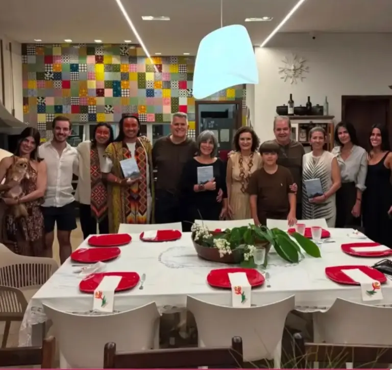 Em visita ao Acre, Glória Pires e a família jantam na casa de Tião Viana