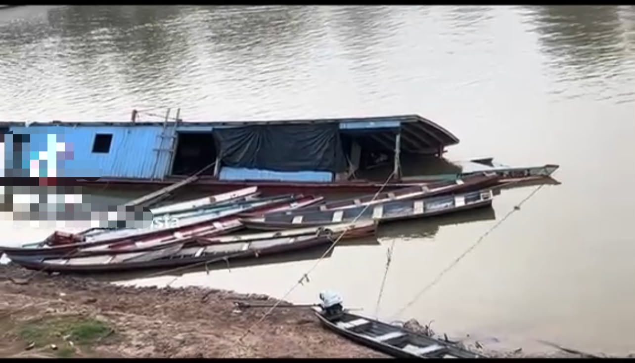 Balsa afunda às margens do Rio Juruá em Porto Walter, mas é retirada sem deixar feridos