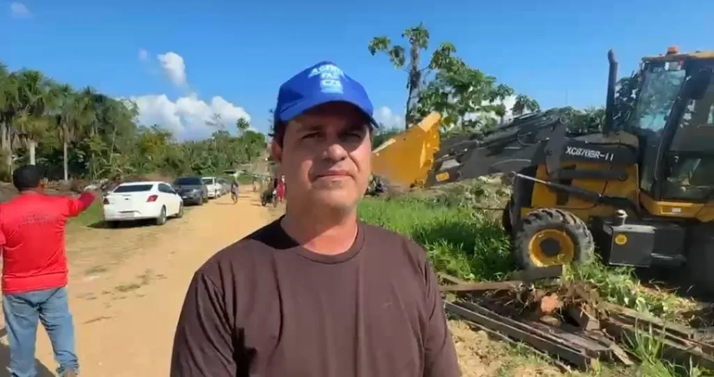 Prefeitura notifica ocupantes e retira cercas de área destinada à construção de 100 casas populares em Cruzeiro do Sul