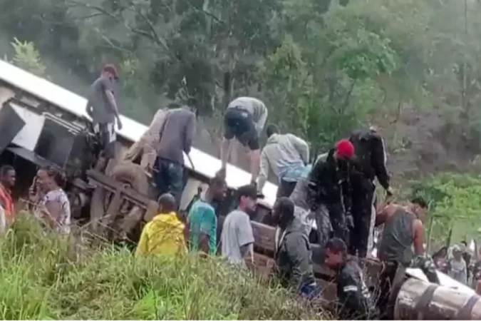 Caminhão tomba na BR e tem carga saqueada por populares