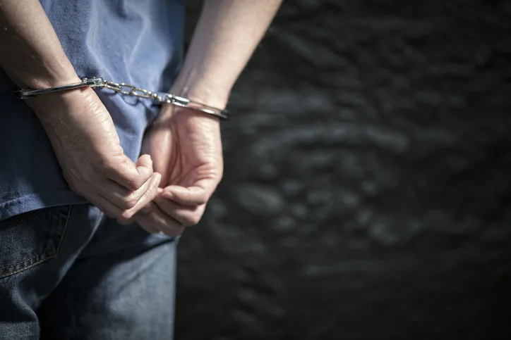 Homem é preso após invadir apartamento da ex-companheira e se recusar a deixar o local