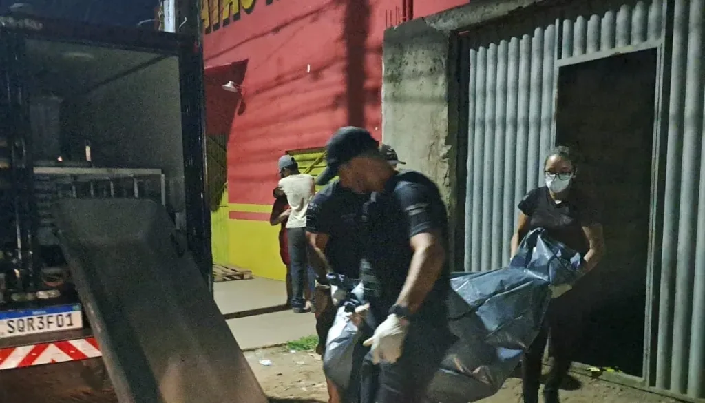 Sem roupas, homem é encontrado morto no quintal de residência no Acre