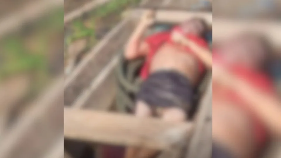 VÍDEO: Corpo de homem é encontrado dentro de canoa às margens de rio