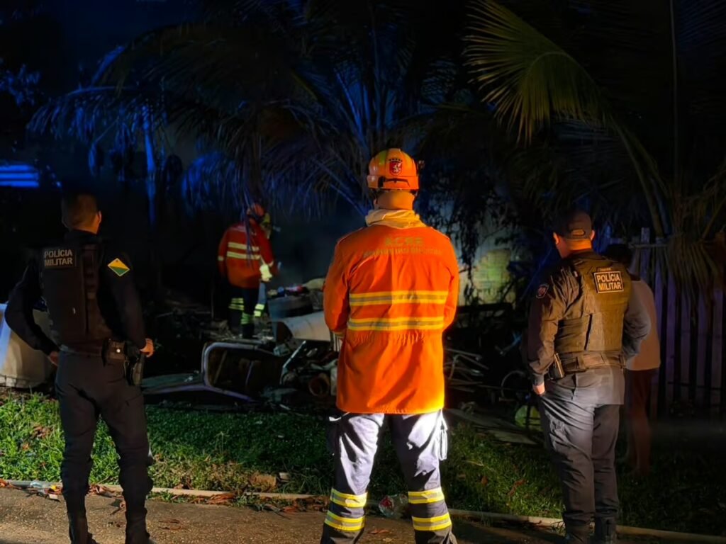 Bombeiros controlam fogo em casa de Rodrigues Alves; veja vídeo