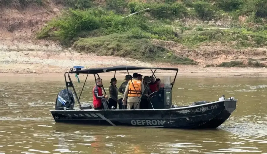 Buscas por Davi chegam ao sexto dia com apoio de sonar do Gefron e retroescavadeira