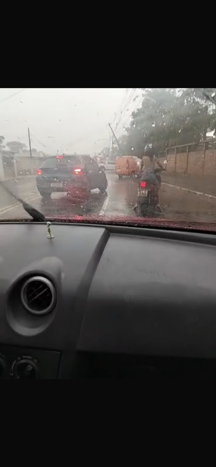 Motociclista atinge poste de energia durante forte chuva na tarde desta segunda-feira