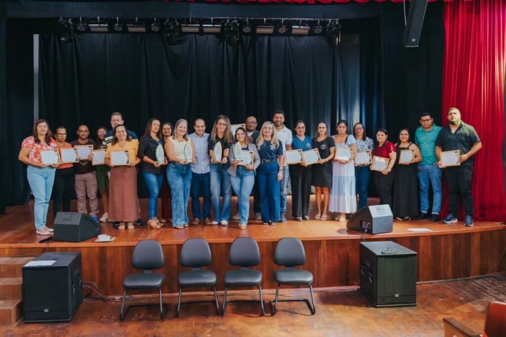 Zequinha Lima homenageia escolas pelos avanços no Ideb e anuncia aumento no repasse da merenda