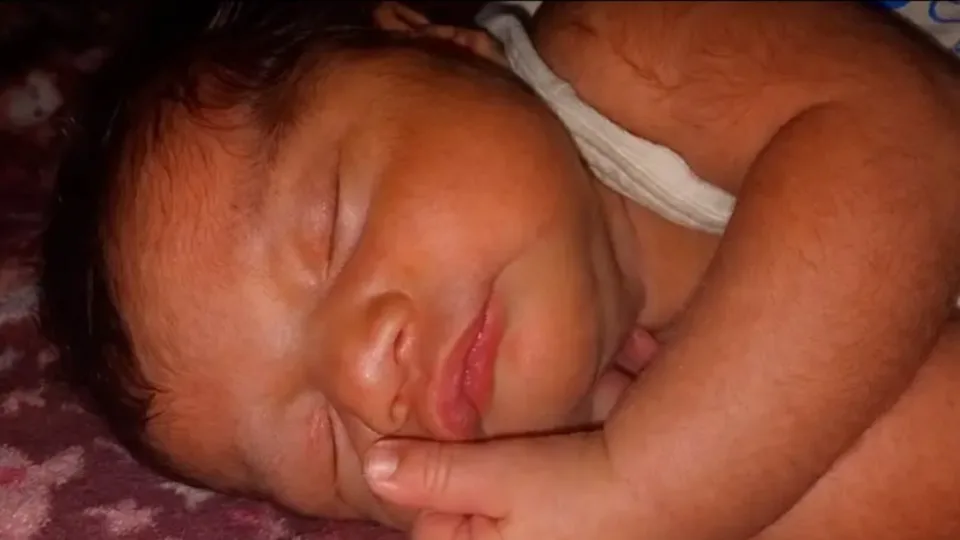Bebê de 23 dias desaparece após mãe aceitar doações de roupas