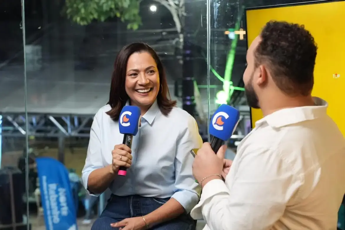 Mailza corta a mamata das piriguetes e dos boys na Expoacre