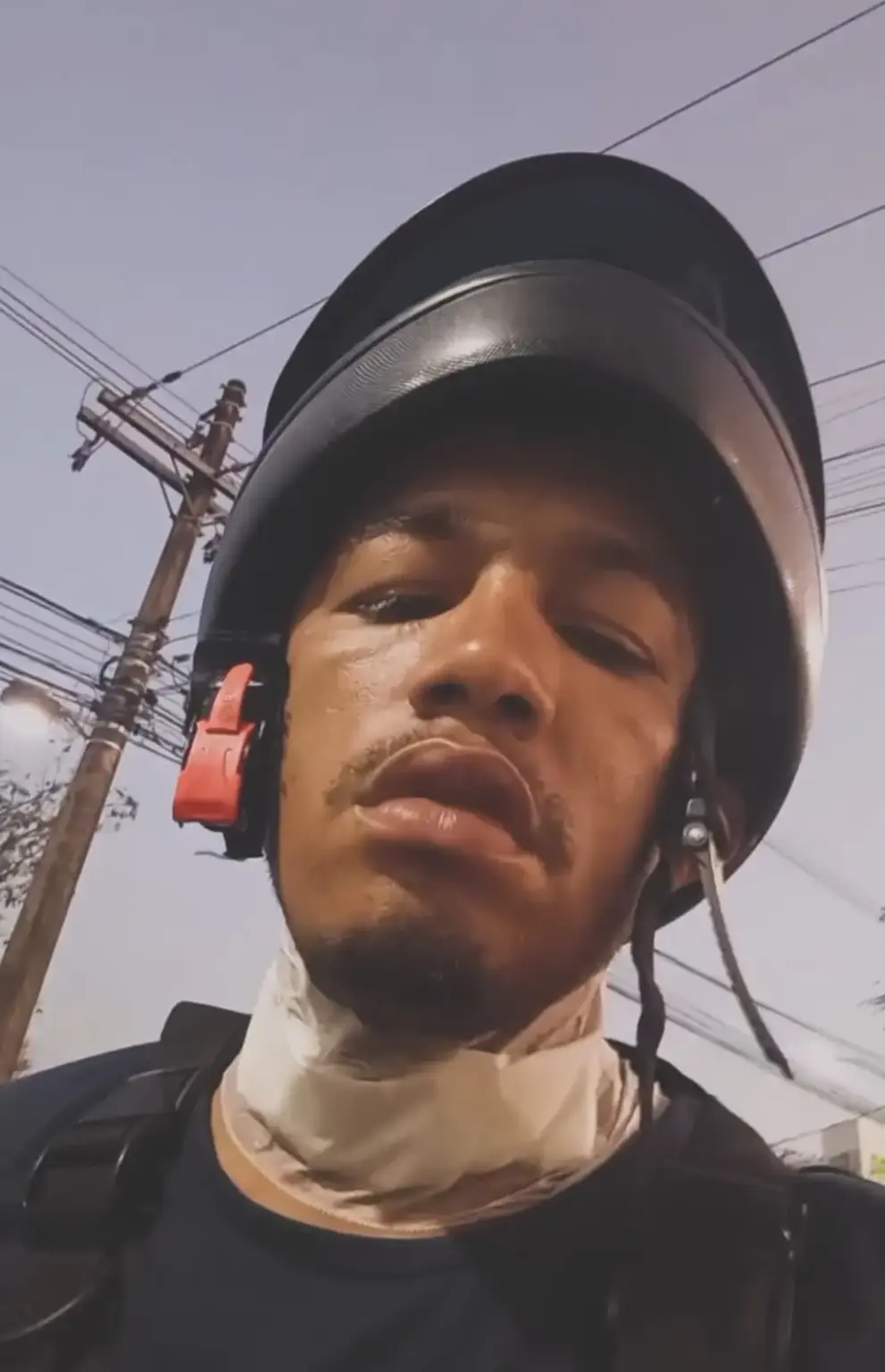 Motoboy tem pescoço cortado por linha chilena enquanto dirigia