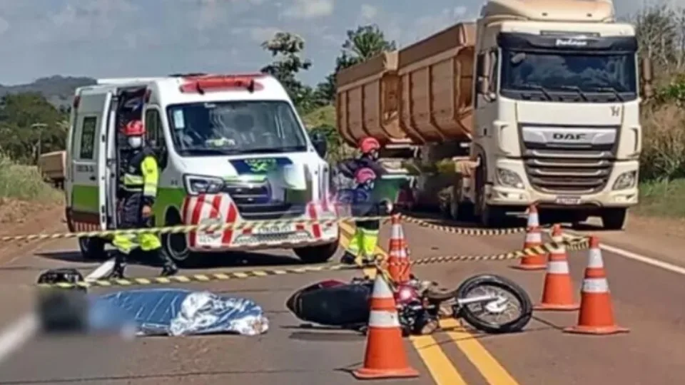 Motociclista morre após colisão frontal com caminhão na BR-364