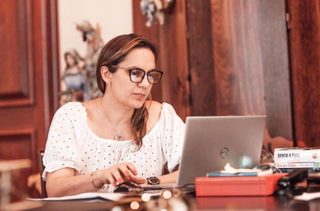 Ligada a Gladson, Jornalista Silvania Pinheiro pede exoneração do governo Mailza Assis