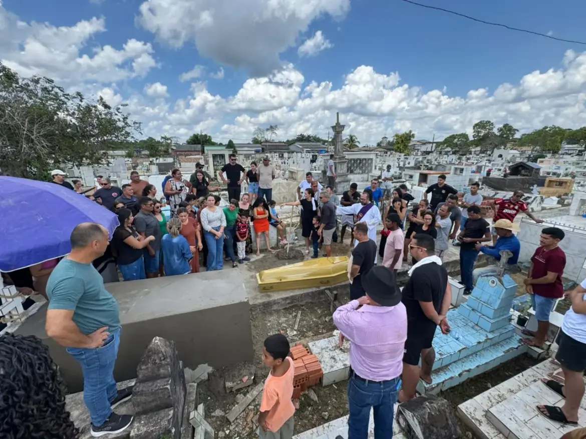 Homem que morreu após acidente em Sena é sepultado sob forte comoção