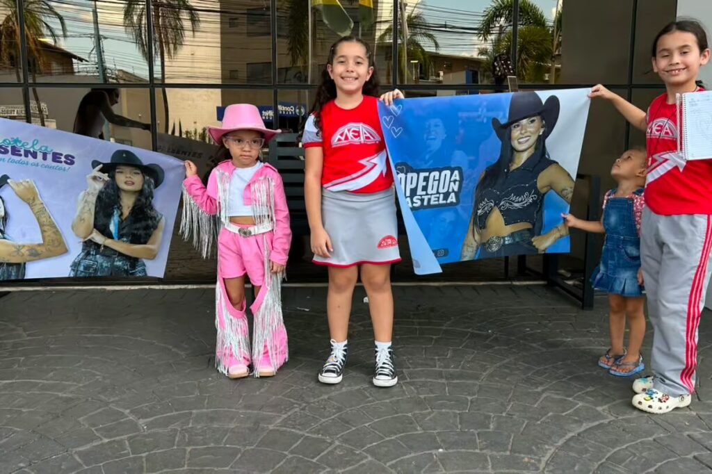 Fãs mirins lotam porta de hotel à espera de Ana Castela para show na Expoacre