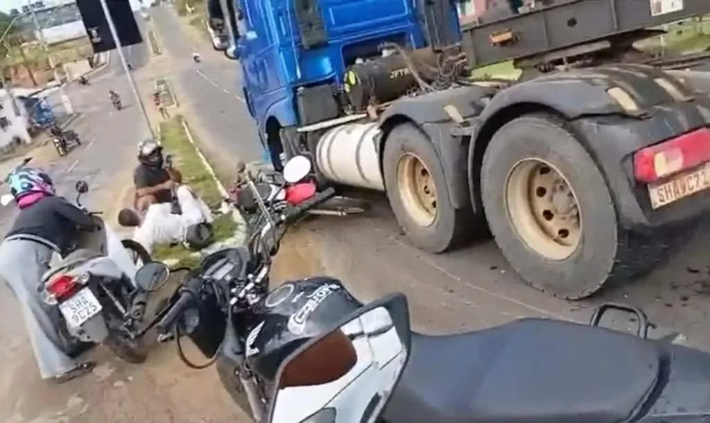 Motociclista é atropelado por carreta na Avenida São Paulo, em Cruzeiro do Sul; veja vídeo