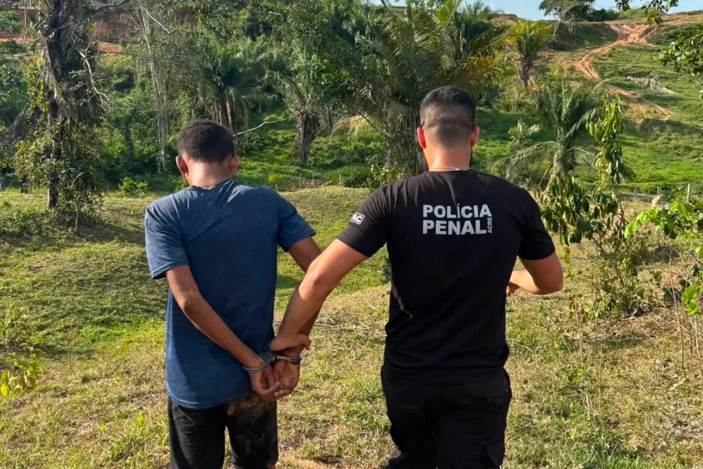 Polícia Penal apreende adolescente após arremesso de celulares para dentro de presídio em Sena Madureira