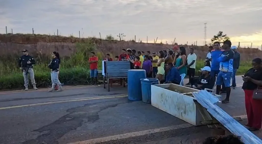 Moradores interditam BR-364 por melhorias em ramal no interior do Acre
