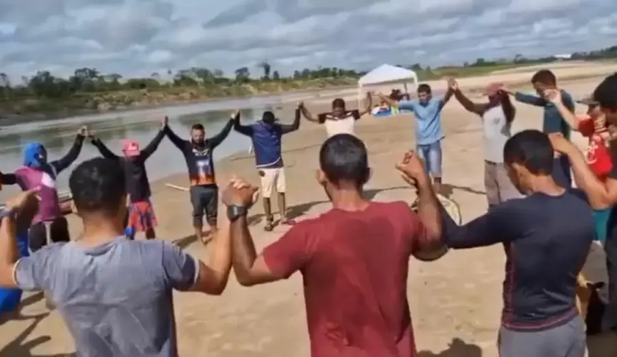 “Que Deus permita encontrá-lo”: grupo faz oração às margens do rio na busca por Davi, de 8 anos
