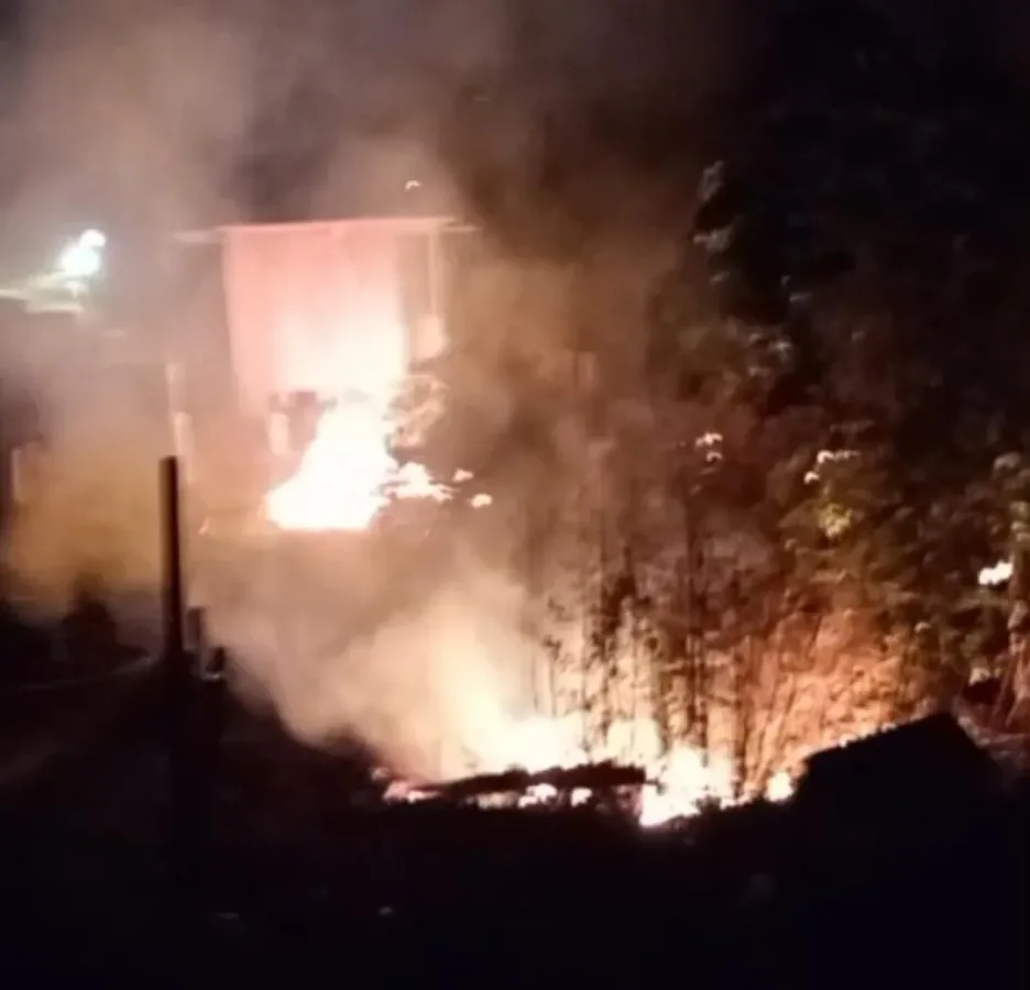Fogo se espalha e assusta moradores no bairro Eugênio Areal, em Sena Madureira