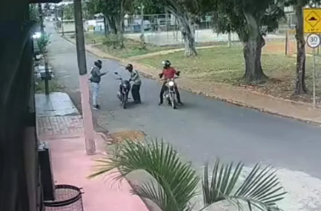VÍDEO: No Acre, dupla em motocicleta rende trabalhador e rouba moto em via pública