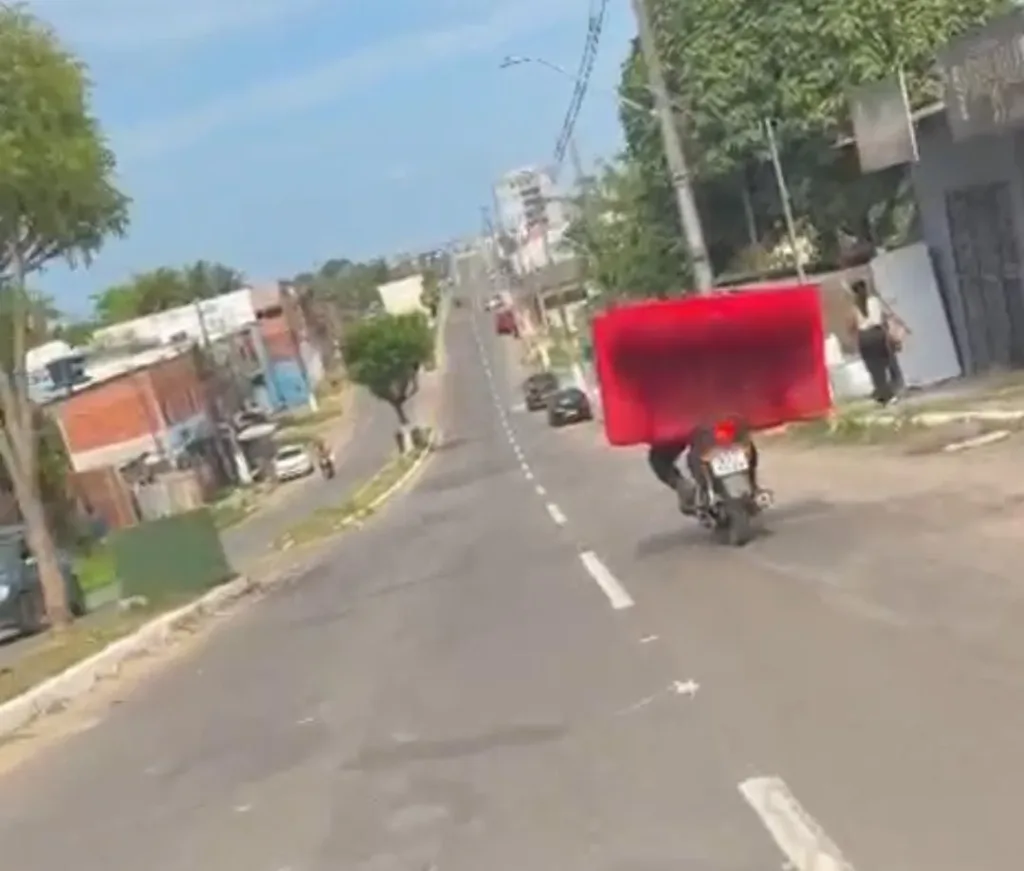 VÍDEO: Homem chama atenção ao transportar sofá na garupa de uma Crypton, em Cruzeiro do Sul