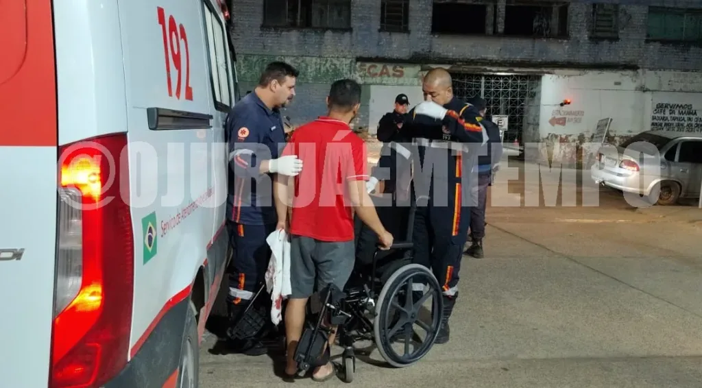 Motorista perde controle de Sandero, capota e cai em ribanceira de cinco metros na BR-364; veja vídeo