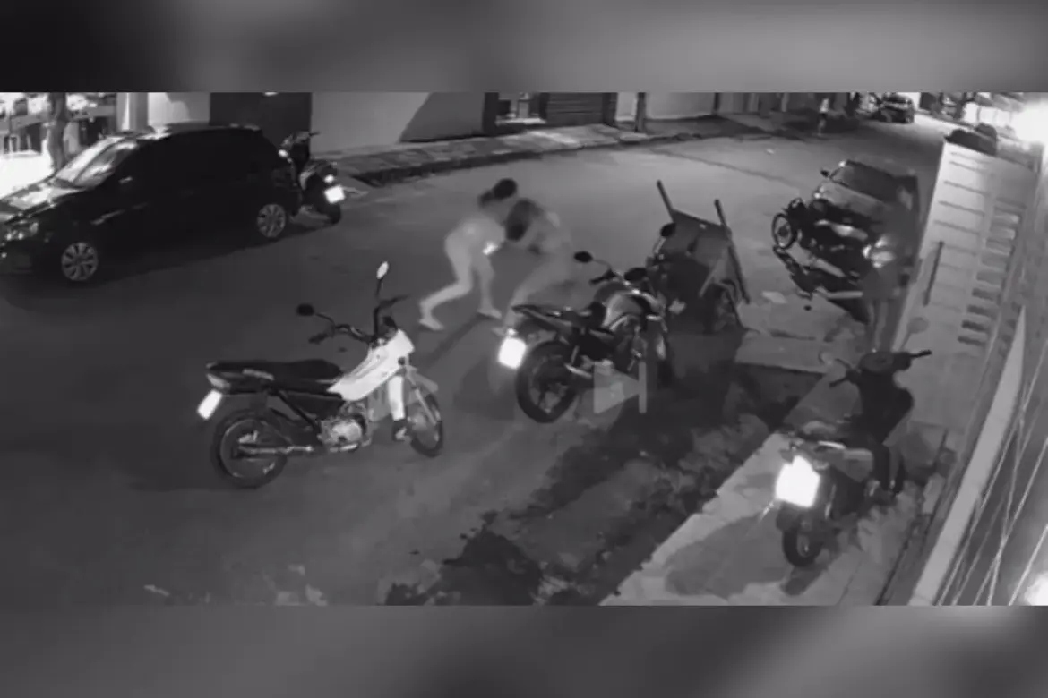 Enfermeira é esfaqueada por colega de trabalho em briga no meio da rua