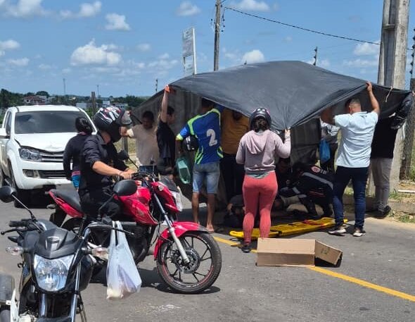 Colisão entre caminhonete e moto deixa homem ferido em Cruzeiro do Sul