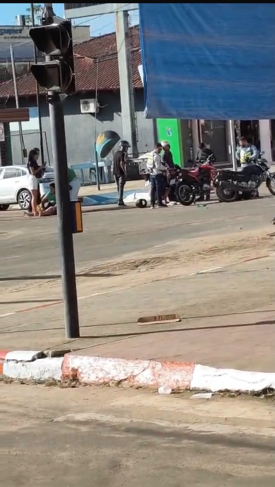 Acidente entre duas motocicletas é registrado no centro da cidade