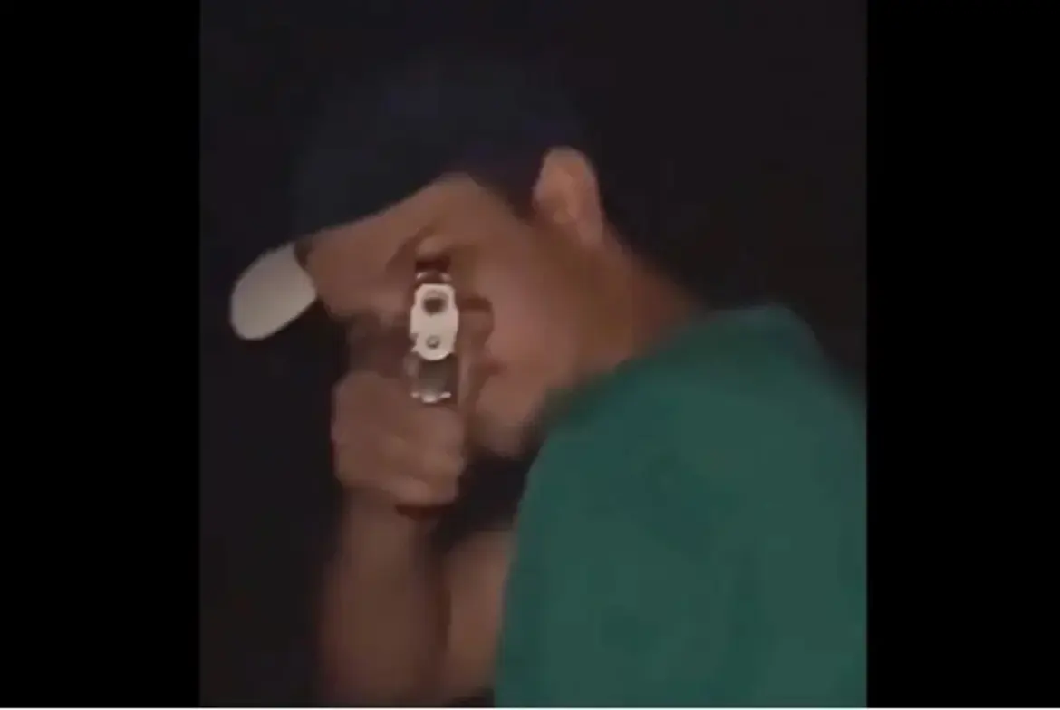 Homem que foi filmado ao atirar e matar namorada enfrenta novo júri