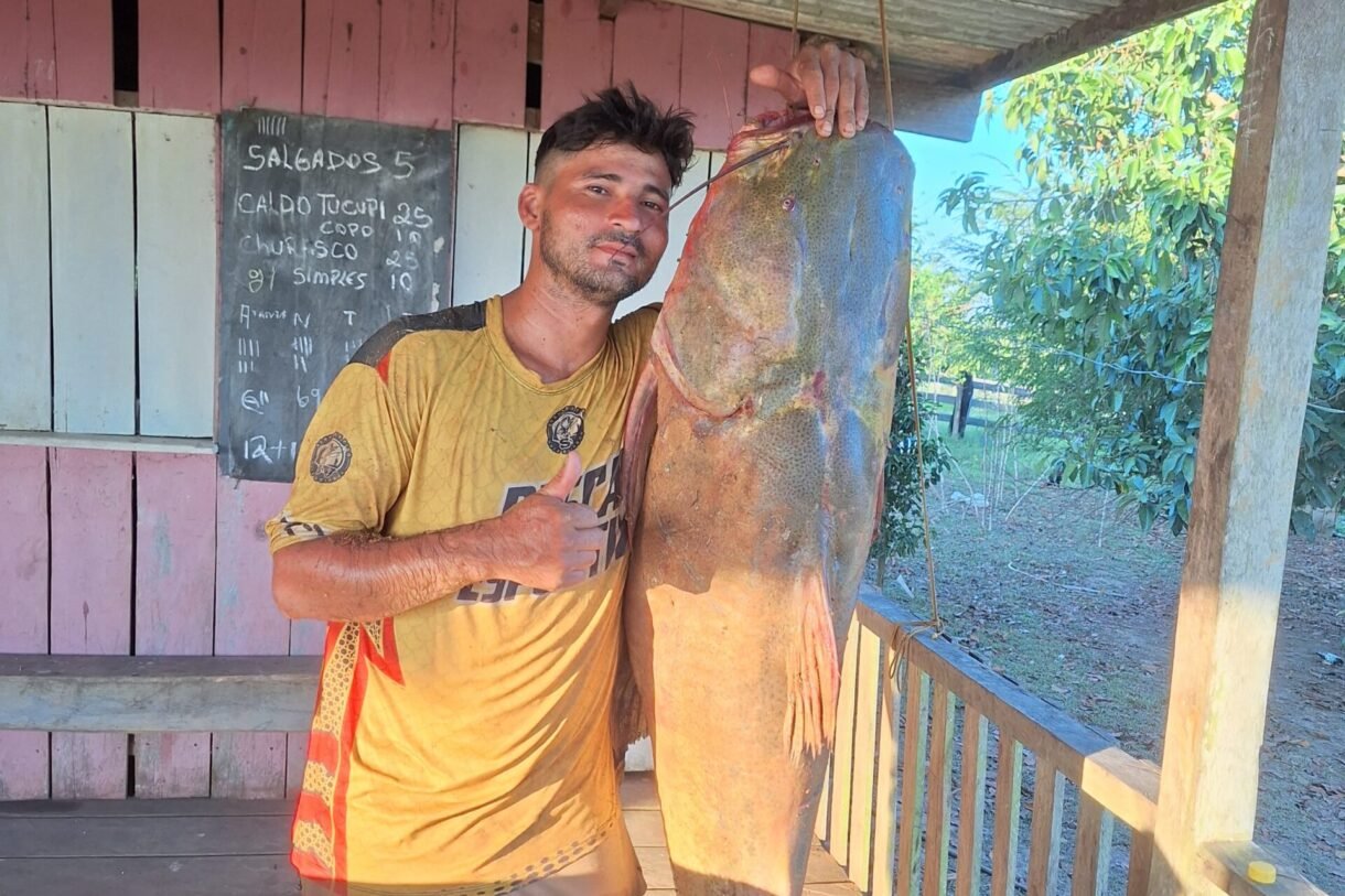 Pescador captura jaú gigante de 72 kg em rio no interior do Acre
