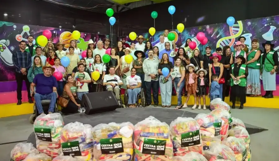 Governo entrega alimentos arrecadados com troca de ingressos na Expoacre