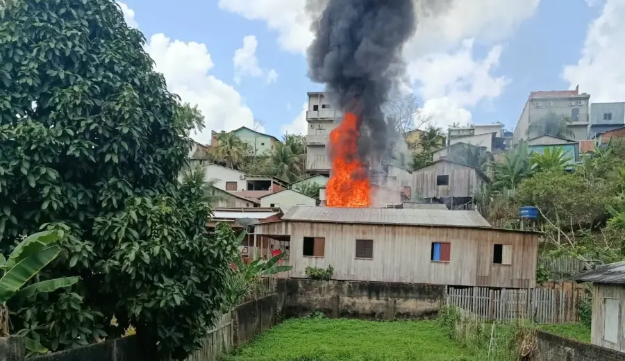 Incêndio atinge residência de madeira no bairro do Colégio, em Cruzeiro do Sul
