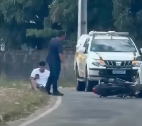 Motociclista fica ferido após colisão com carro no bairro Formoso, em Cruzeiro do Sul