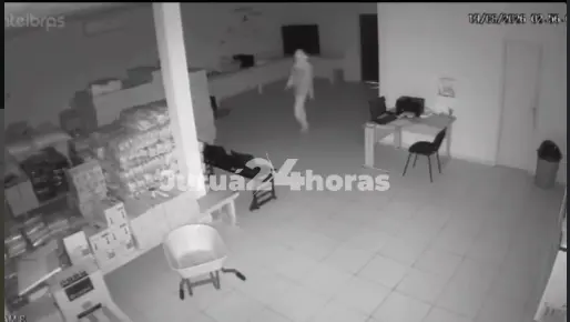 Criminosos encapuzados furtam merenda escolar de almoxarifado municipal em Mâncio Lima