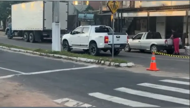 Colisão entre moto e caminhonete deixa mulher ferida em Cruzeiro do Sul