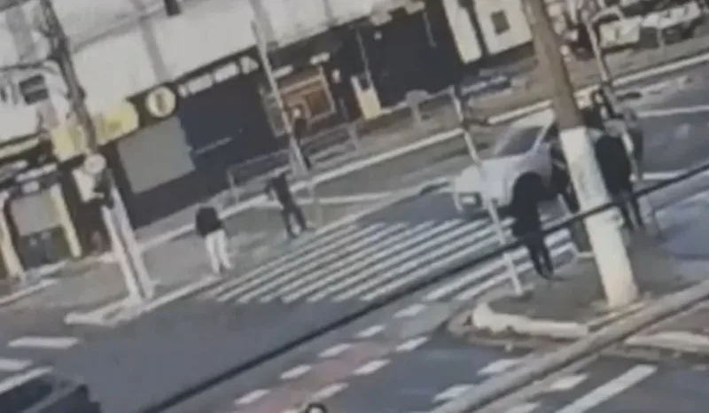 motorista avança sinal e mata pedreiro na faixa de pedestres