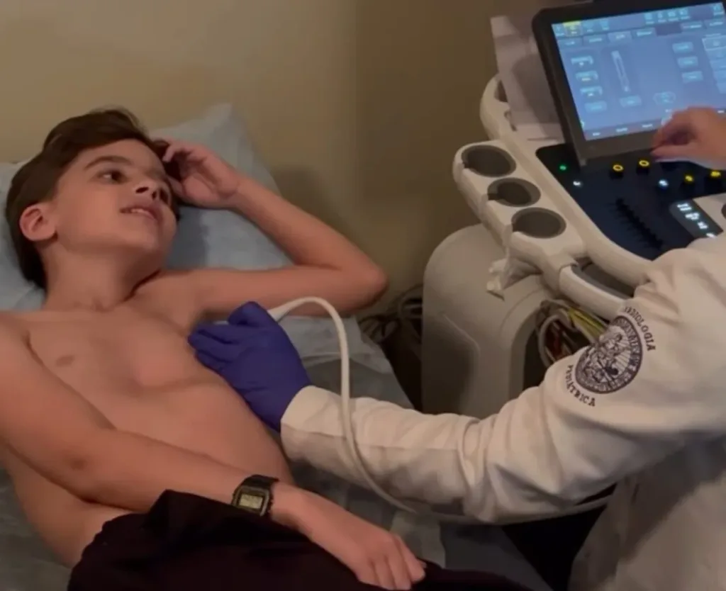 Mãe de Pedro e Tiago relata avanço da fraqueza muscular do filho e reforça campanha por tratamento