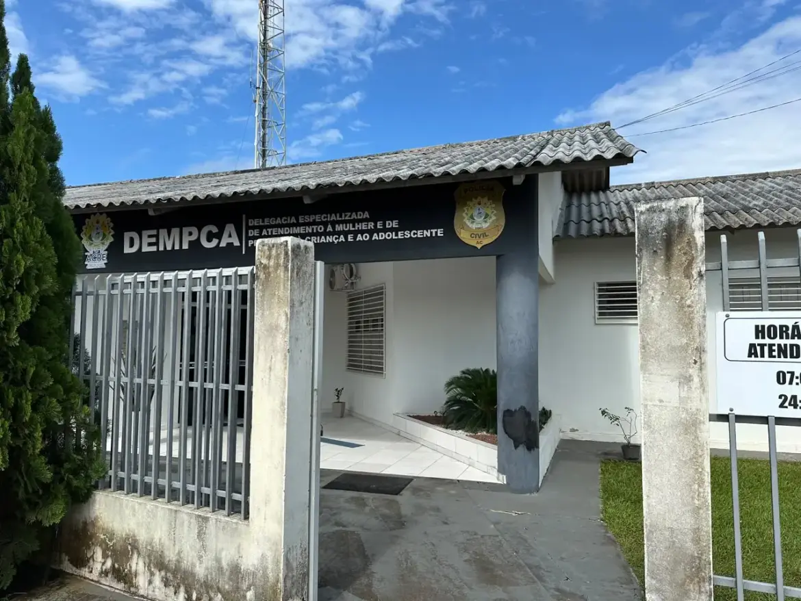 Homem é preso após ameaçar matar a esposa com faca em Cruzeiro