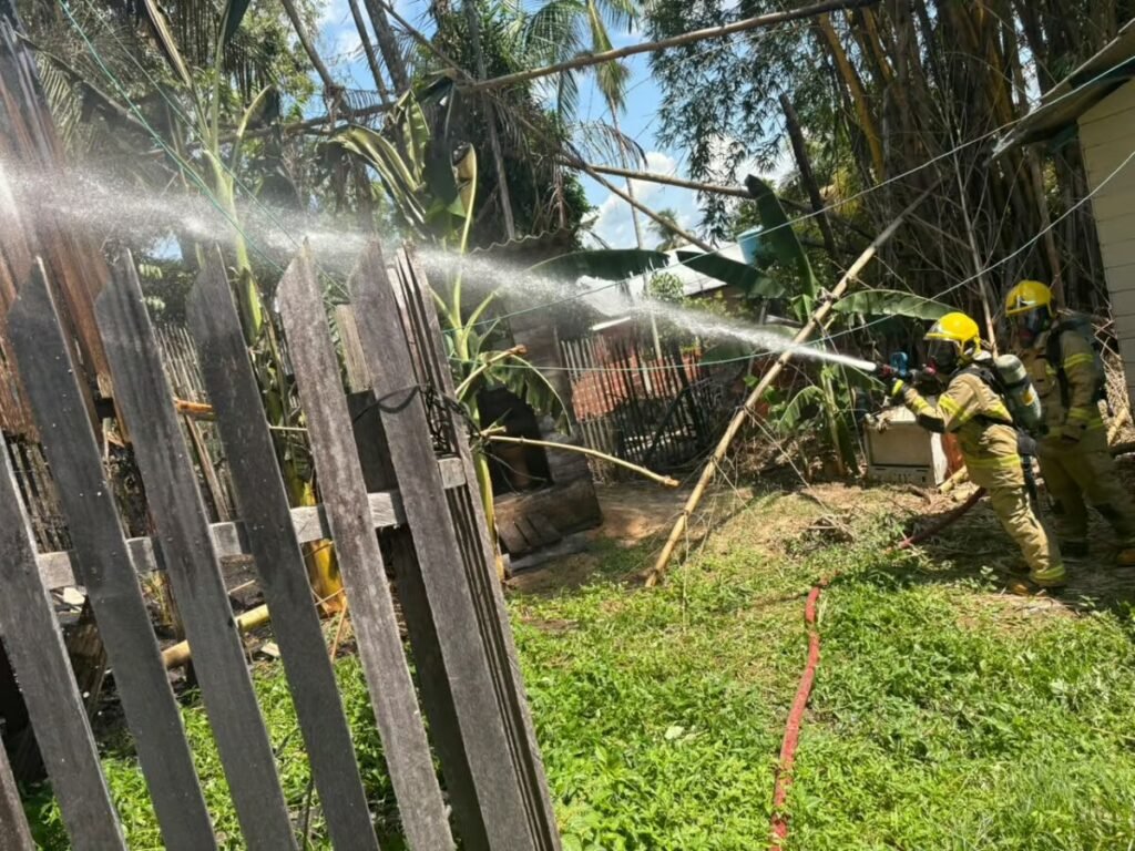Cruzeiro do Sul: Bombeiros combatem incêndio em residência e evitam fogo em casas vizinhas
