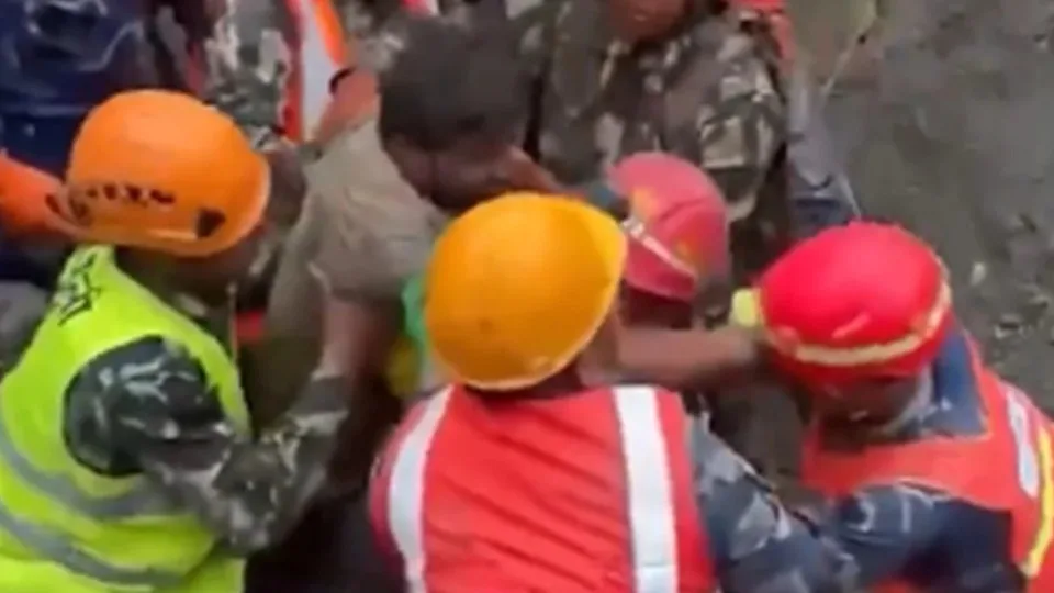 Nepal resgata 2 pessoas vivas de dentro de túnel 9 dias após deslizamentos