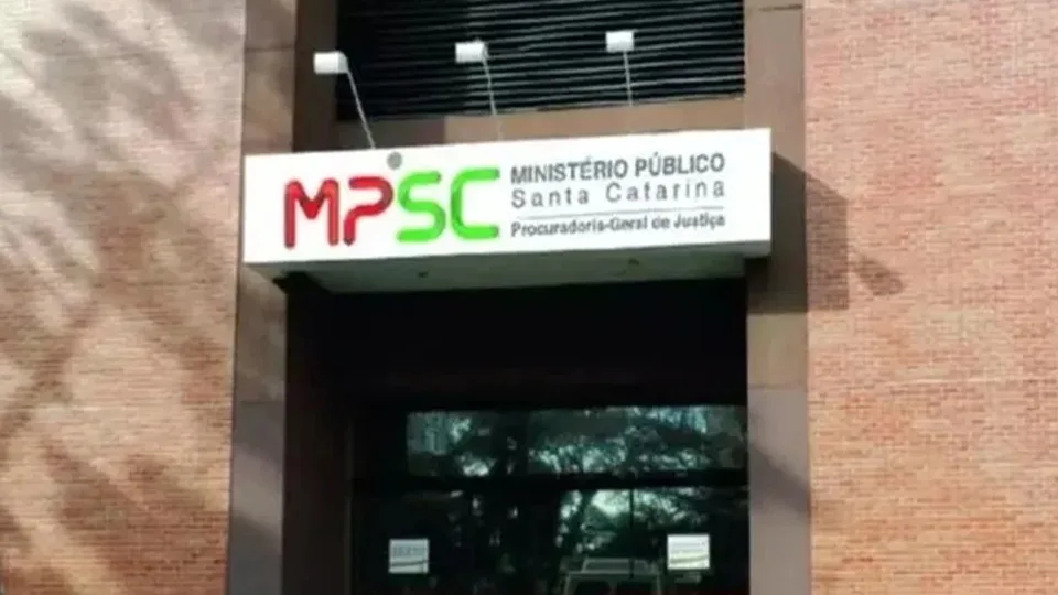 Homem é condenado a 44 anos de prisão por torturar e matar enteado autista