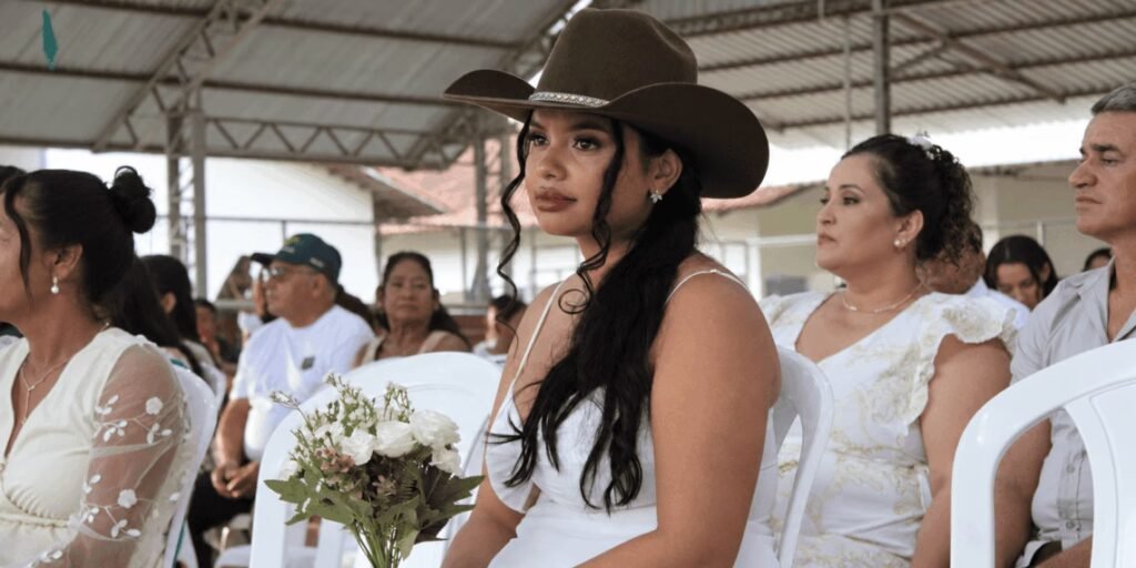 Noiva realiza sonho de casar de chapéu e bota durante casamento coletivo no Acre